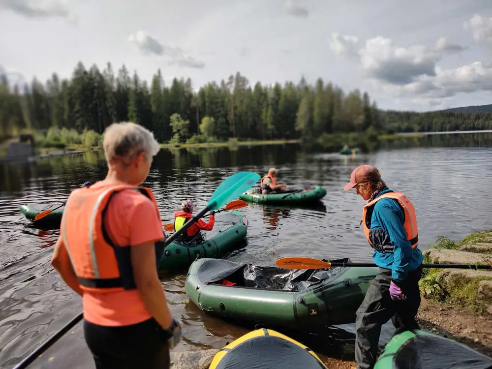 To personer som bærer på en packraft. 