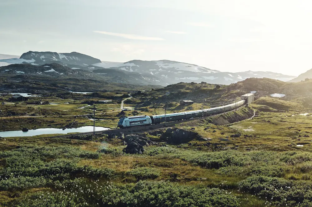 Tog som kjører gjennom fjellandskap