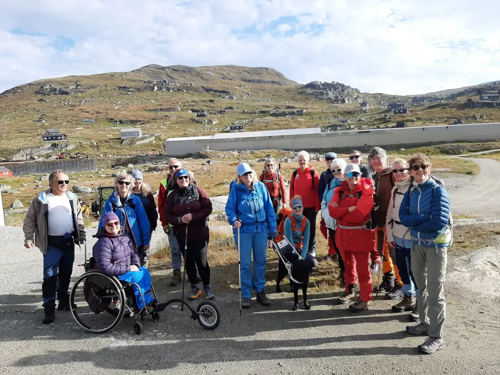 Turgruppe i front, fjell bak,