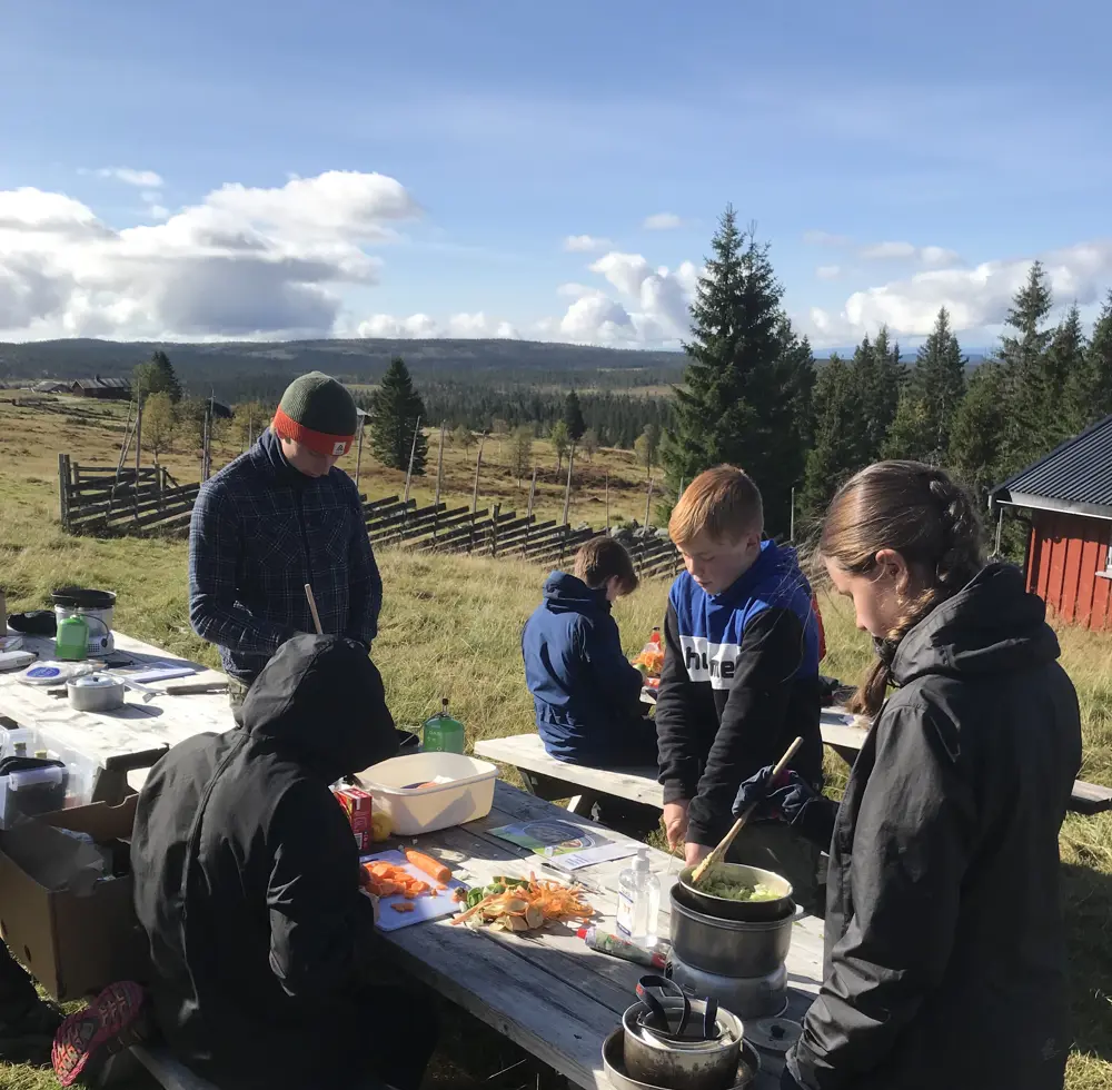 Unge Naturtalenter lager fiskemat på stormkjøkken.