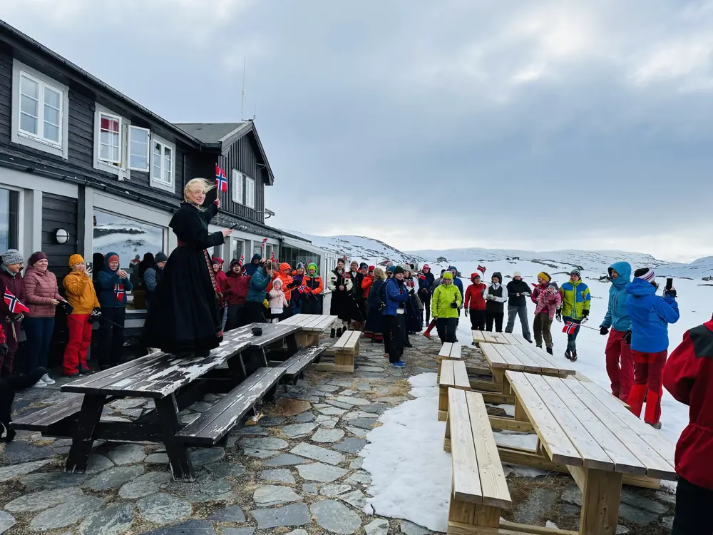 Dame underholder på fjellet  - ved finsehytta
