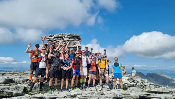 Turdeltagere på en topp i Rondane.