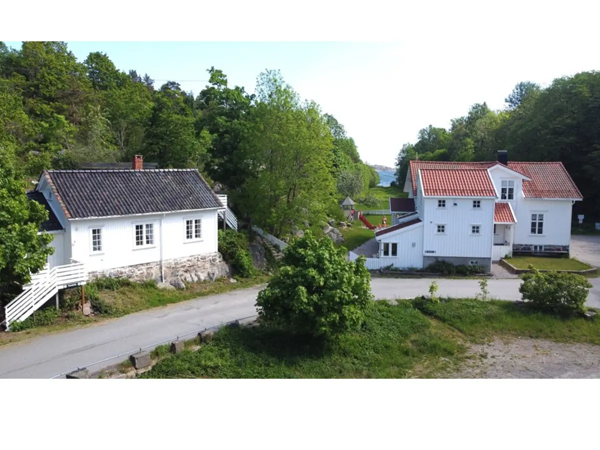 Randvik kystledhytte. Fredriks hus til venstre. Hovedhytta til høyre. 