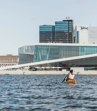 kajakkpadlere foran operaen i Oslo