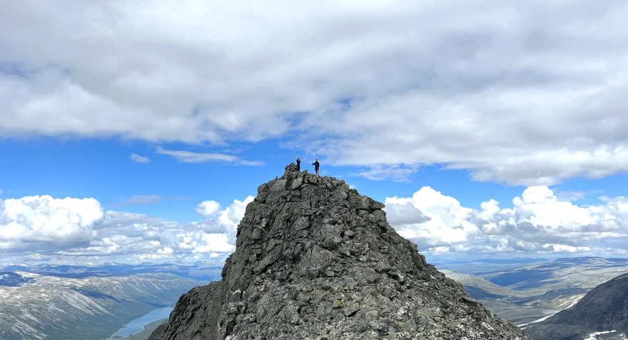 To personer som står på en fjelltopp