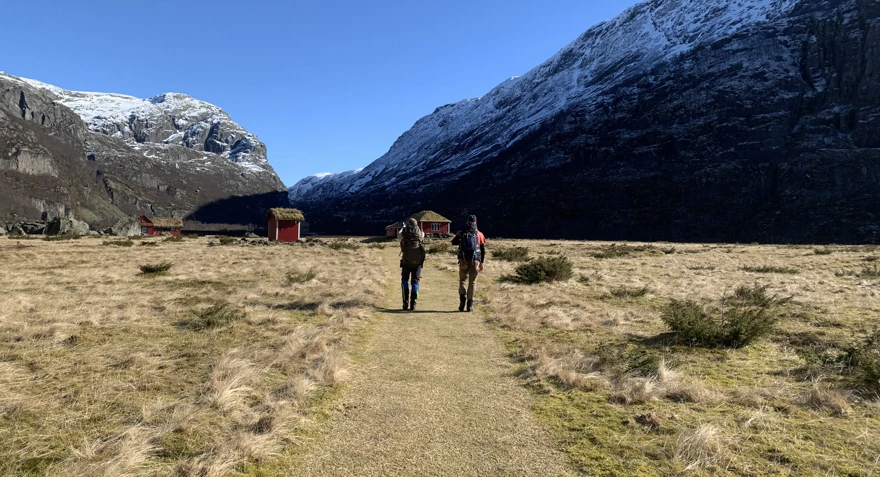 To personer som går innover en hytte.