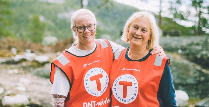 To fornøyde frivillige med Himingen i bakgrunnen.