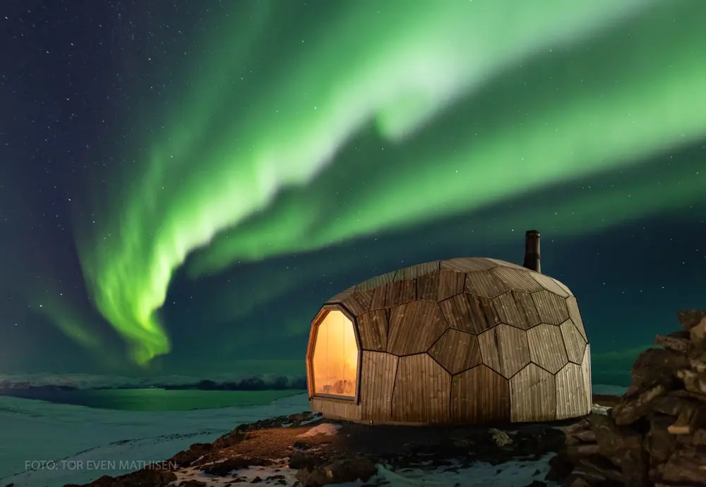 Storfjellhytta i nordlys