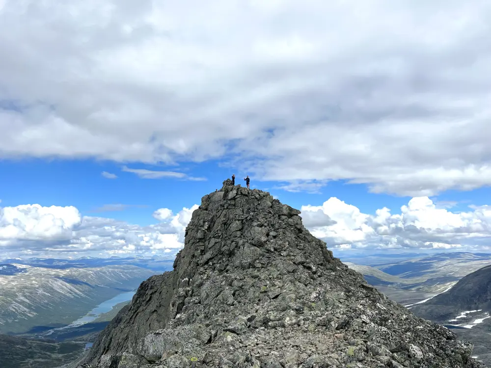 En fjelltopp med løst steinur