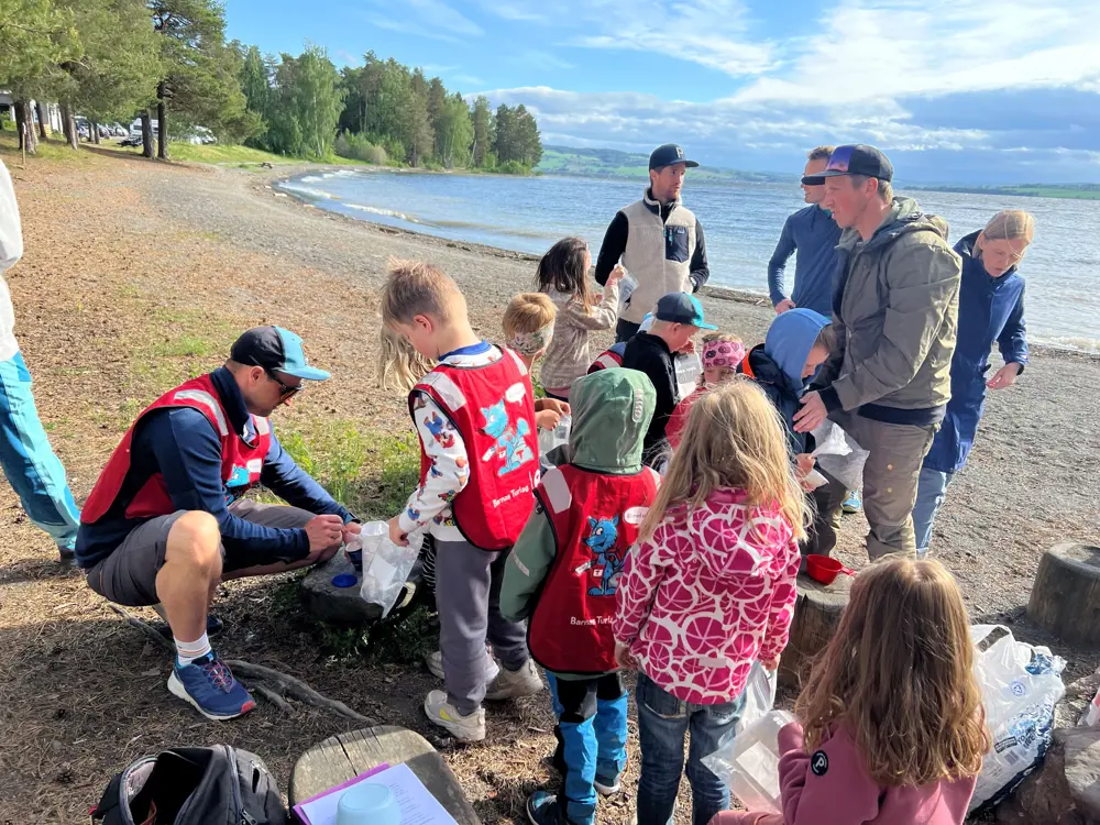 Barnefamilier på tur ved Mjøsa.