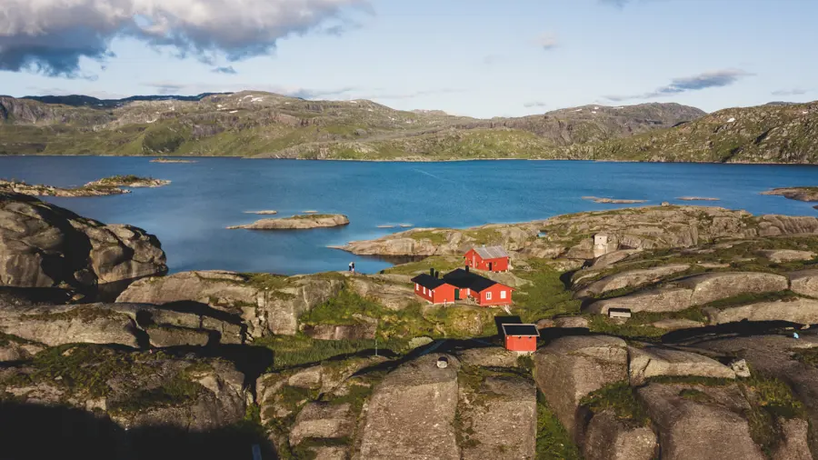 Løkjelsvatnhytta. Hyttetun ved vann.
