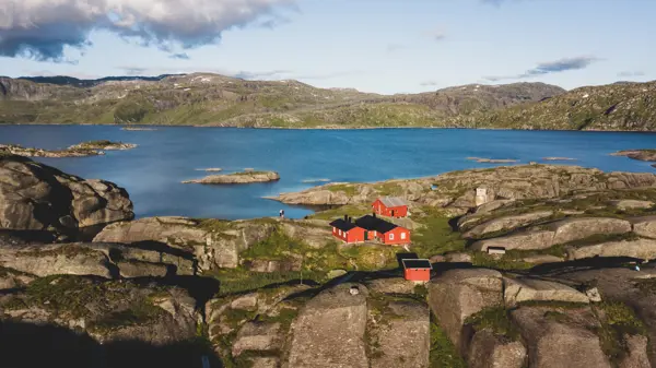 Løkjelsvatnhytta. Hyttetun ved vann.