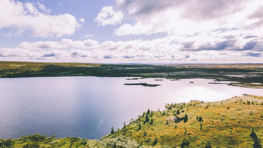 Dronebilde av et fjellvann
