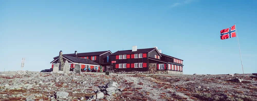 Hytta Snøheim med blå himmel i bakgrunnen.