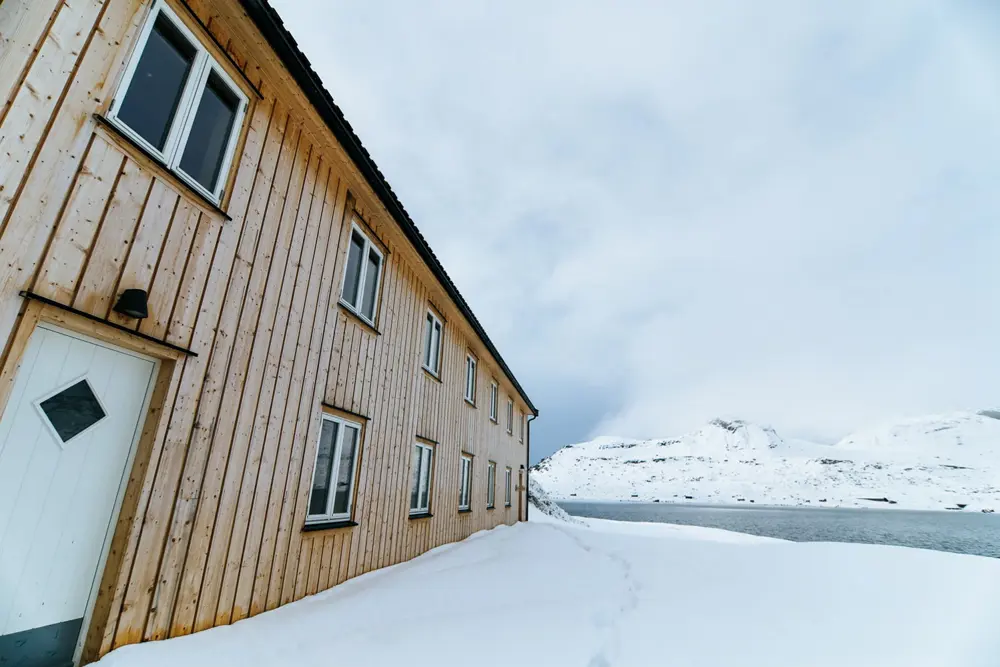Trebygg med snø foran