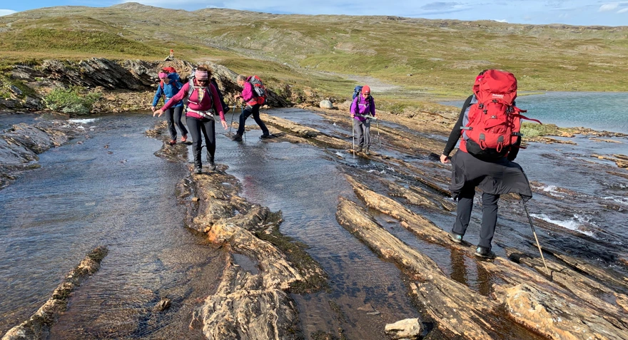 Fellestur Beiarstua - Bjellåvasstua - Russånes august 2019. Kryssing av elva sør for Hessihompvatnet