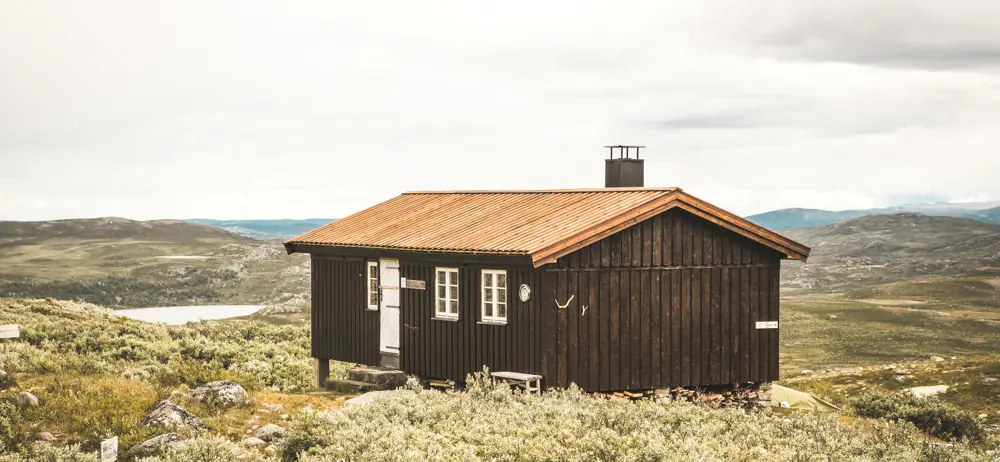 Storkvolvbua
En hytte på Omveien - den nye langruta fra Lillehammer i øst til Sognefjorden i vest, en rute hvor man krysser Fjell-Norge på tvers og får oppleve det mest spektakulære landet har å by på.