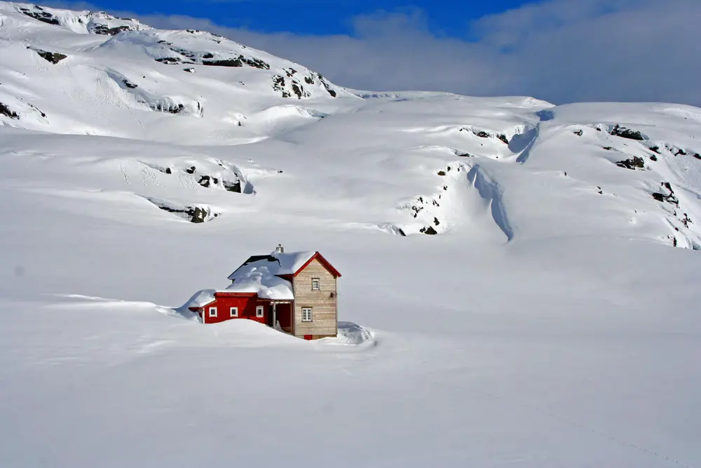 Hytta Øvre Sandvatn i Sauda. Bilde tatt en snørik vinter.
