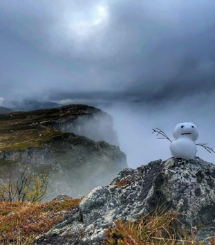 Sen sommer i nord
Forhåpentligvis sesongens siste snømann på Litjehornet ved Harstad.
