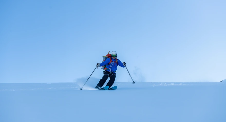 En person kjører nedover på ski