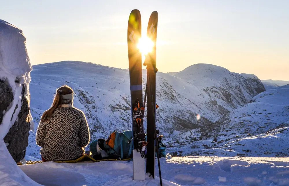 ≈rets f¯rste topptur i Hunnedalen en fredag ettermiddag i januar. Mange minusgrader, men vindstille, sÂ kunne nyte en god pause pÂ toppen med utsikt til en fantastisk solnedgang. EtterpÂ ventet en herlig nedkj¯ring i glitrende sn¯ og magisk lys. Bildet viser Stina Tvedt