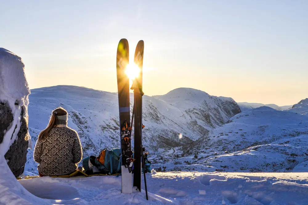 ≈rets f¯rste topptur i Hunnedalen en fredag ettermiddag i januar. Mange minusgrader, men vindstille, sÂ kunne nyte en god pause pÂ toppen med utsikt til en fantastisk solnedgang. EtterpÂ ventet en herlig nedkj¯ring i glitrende sn¯ og magisk lys. Bildet viser Stina Tvedt