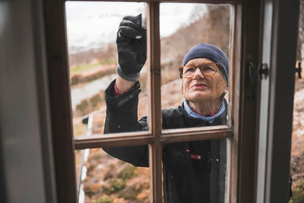 Dugnad på Gjevilvasshytta. Skifting av tak og utskiftning av vinduer.
