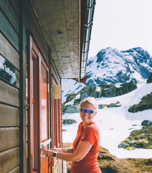Nydelige Trollfjordhytta ligger på grensen mellom Vesterålen og Lofoten. Turen opp til hytta går fra Austpollen innerst i Trollfjorden.