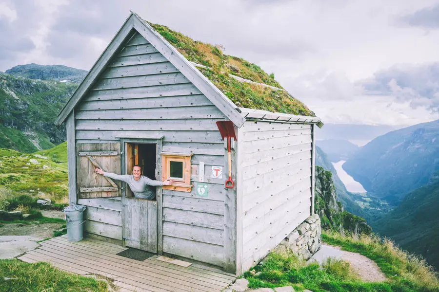 liten hytte med gress på taket - fantastisk utsikt utover fjord og dal