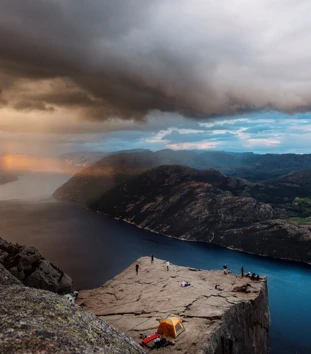 Fjellhylle ut i fjord