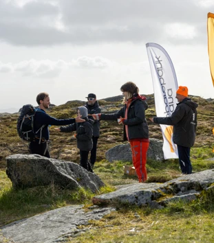 Fana Sparebank gav sjokolade til deltagerne på Rundemanen under 7-fjellsturen 28. mai 2023.