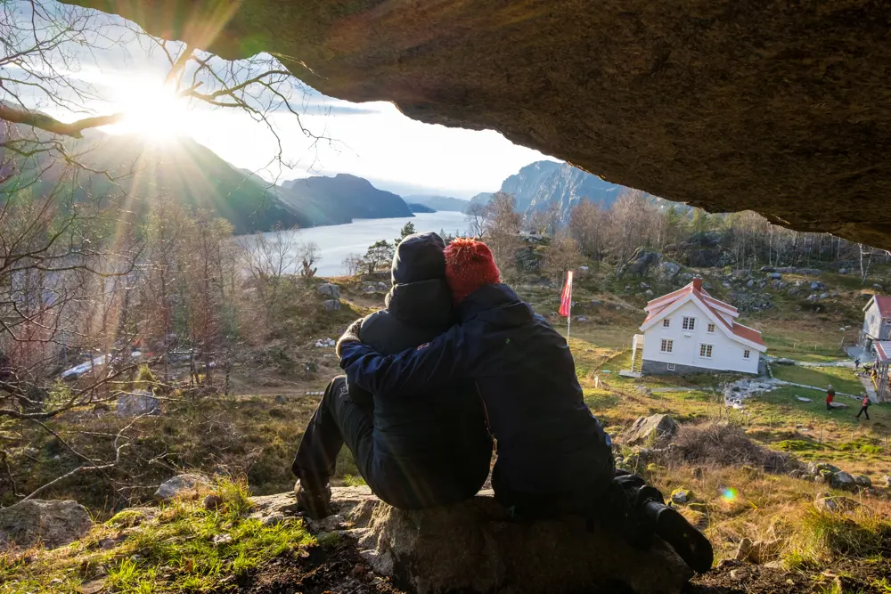 To personer som holder rundt hverandre under en fjellhylle.