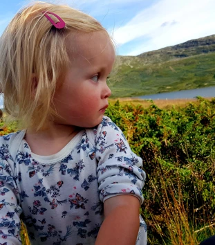 jente ute i lyngen på fjellet