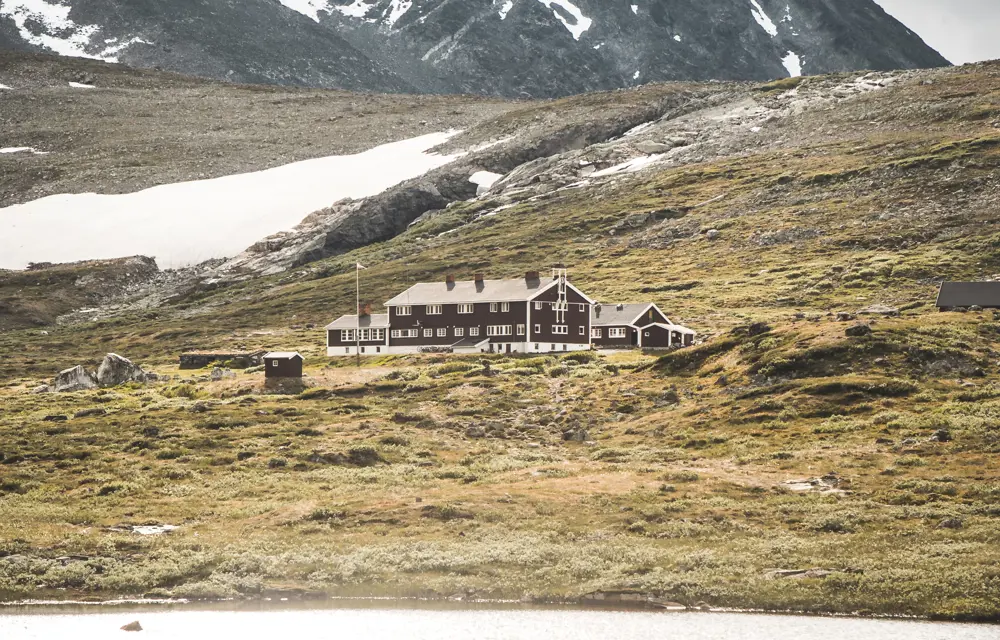 Glitterheim

En hytte på Omveien - den nye langruta fra Lillehammer i øst til Sognefjorden i vest, en rute hvor man krysser Fjell-Norge på tvers og får oppleve det mest spektakulære landet har å by på.