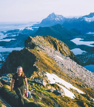 Dame går på fjell i Lofoten