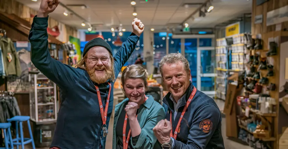 Lagbilde av tre av våre ansatte, i Storgata.