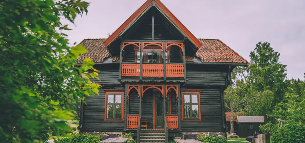 Hovedhuset sett forfra. Foto.