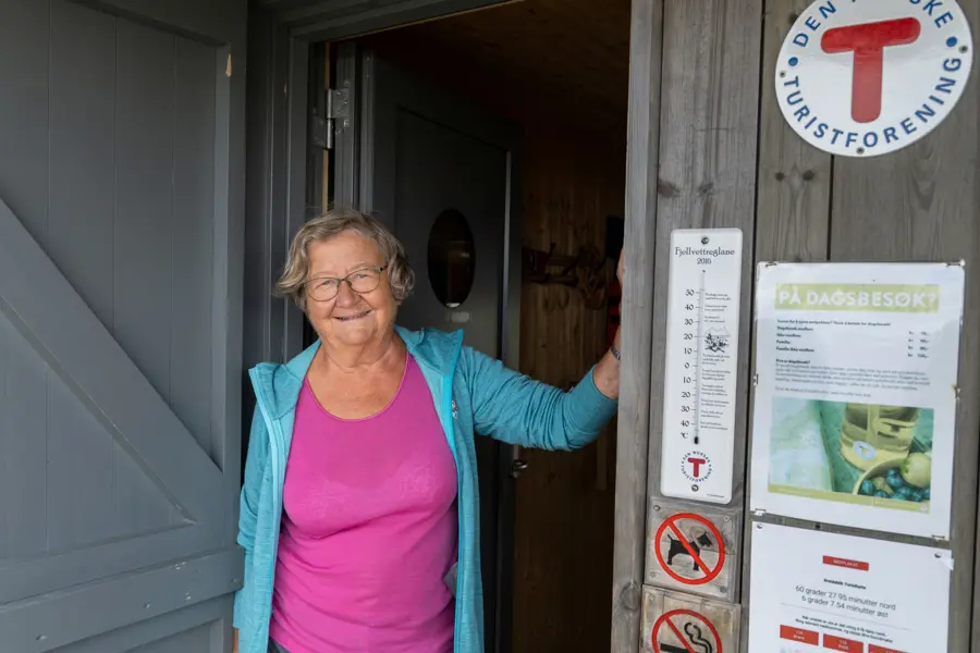 Hyttevert på Breidablik i Kvammafjella, Brit Magnussen, august 2023.
