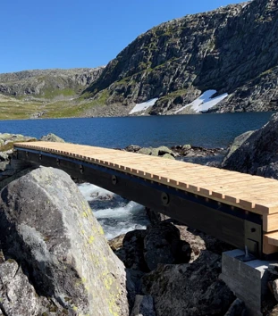 Helårsbroen over elven ved Storevatn mellom Norddalshytta og Brydalseter.