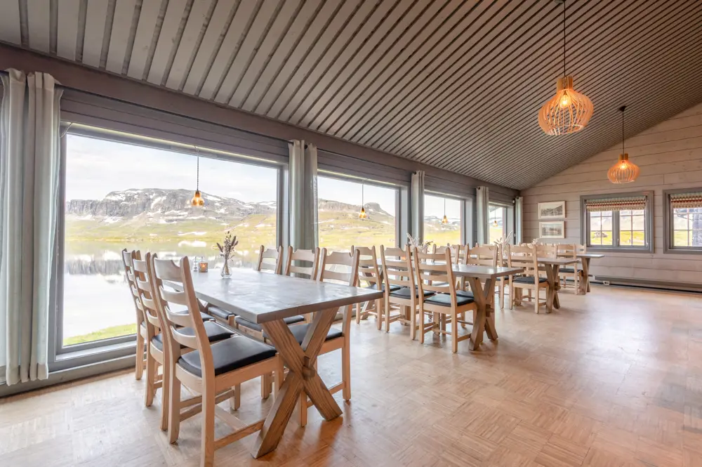 Interiørbilder fra Haukeliseter fjellstue sommeren 2022.