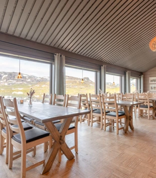 Interiørbilder fra Haukeliseter fjellstue sommeren 2022.