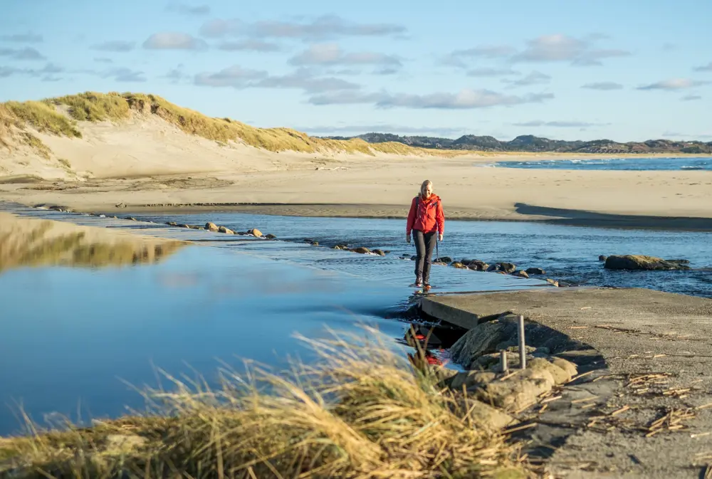 Fottur på Jærstrendene. Fra etappen mellom Ogna og Brusand. Fra stranden Brusanden. Jæren. Agnethe Larsen på bildene.