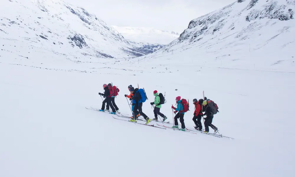 Reportasjebilder fra fellestur med DNT ung Oslo i april 2015. Toppturer på Smørstabbremassivet. Reportasjen trykkes i UT nr 2, 2015. Teltcamp ved parkeringsplassen i Leirdalen, Jotunheimen.