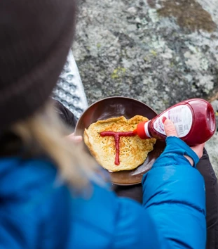 Pannekake med rød T av syltetøy.