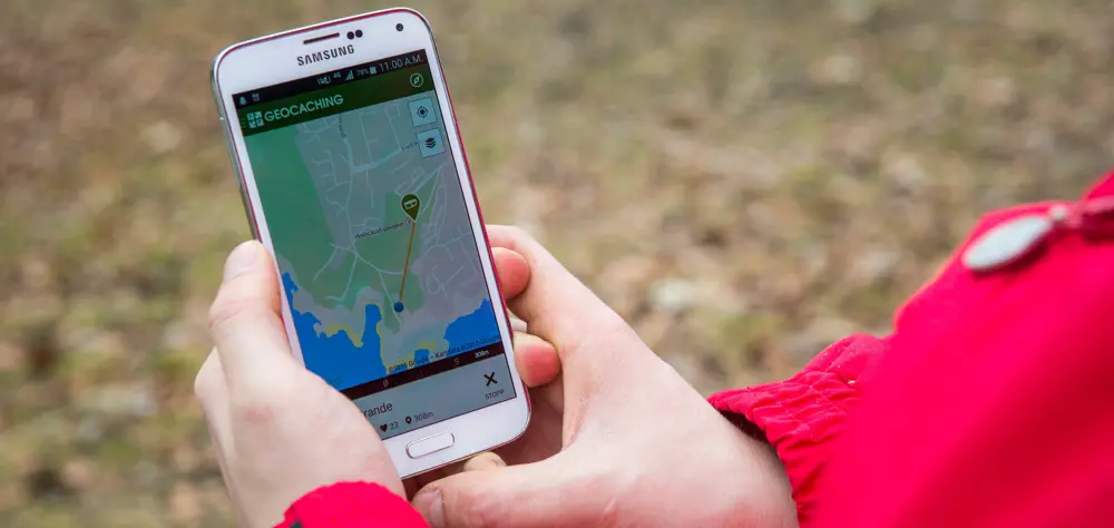 Torgrim Nilsen fra Skiforeningen viser fram geocaching.