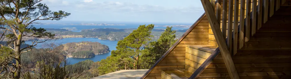 flott utsikt utover fjord og natur