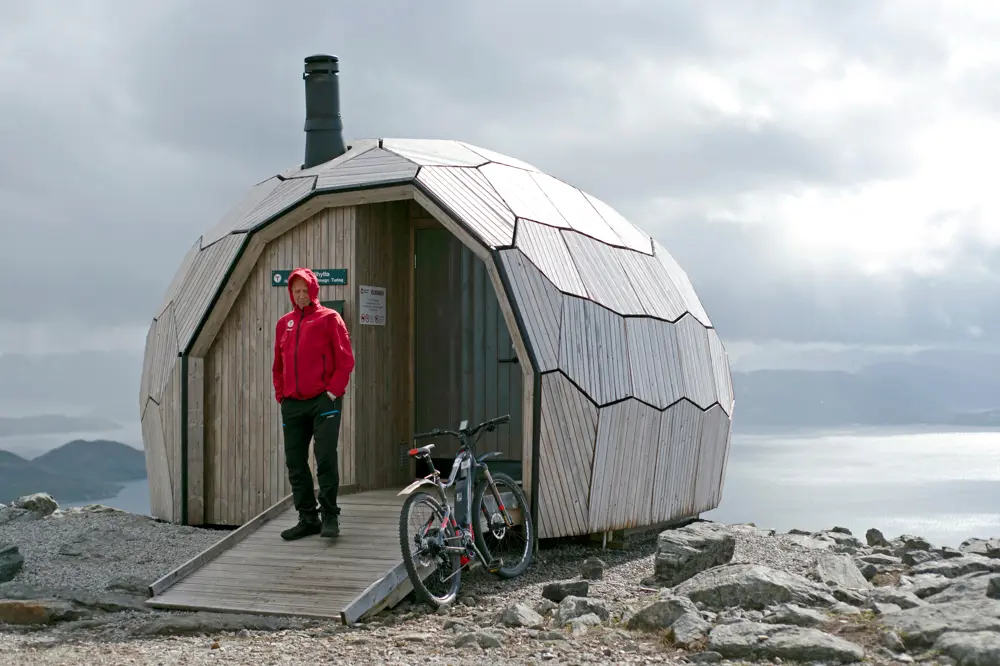 Tyven er den populære dagsturhytta til Hammerfest og Omegn turistforening. Den åpent i 2019.