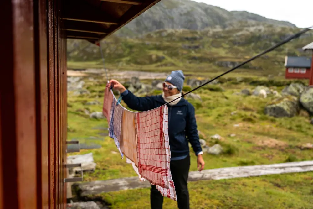 Familien Tvedt er hyttevakter på Nilsebu turisthytte og utfører mange kjekke dugnadsoppgaver mens de er der.