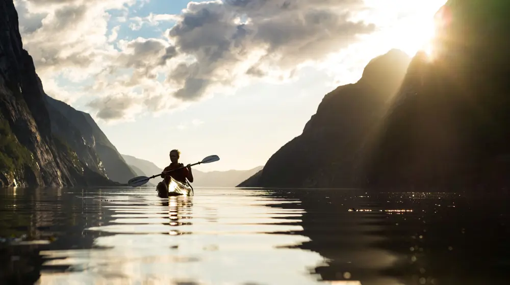 Kajakkpadling i solnedgang, Lysebotn, Lysefjorden. Tonje Fjågesund på bildene.