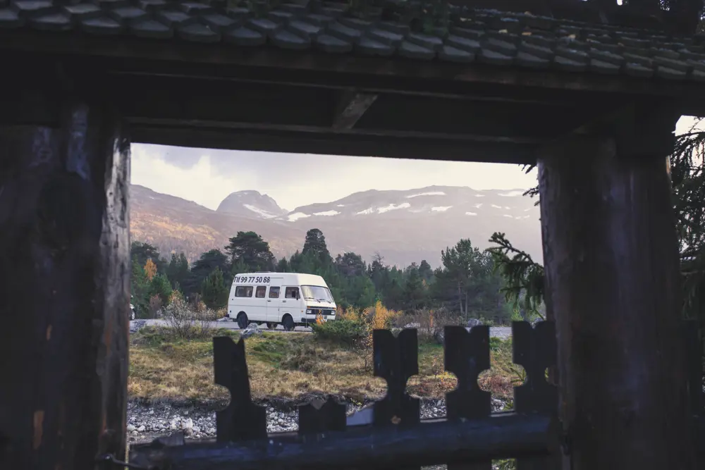 Minibuss parkert i vakker natur.